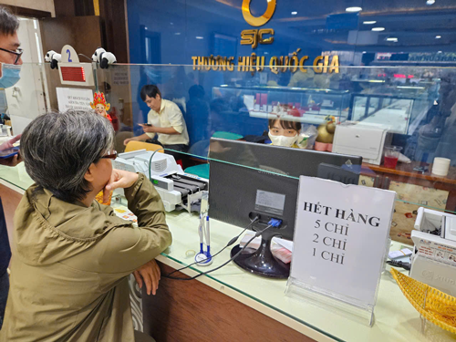 Hôm nay, 15-7, là hạn chót để NHNN trình dự thảo Nghị định 24/2012 sửa đổi về quản lý thị trường vàng lên Thủ tướng. Ảnh: LAM GIANG