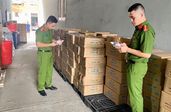 Lực lượng chức năng kiểm tra các sản phẩm cồn y tế Ethanol tại Công ty TNHH Đầu tư Dược phẩm Ngân Hà. (Ảnh Công an Hà Tĩnh)