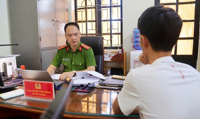 Cán bộ điều tra làm việc với Nguyễn Văn Diễn - Tổng Giám đốc Công ty Cổ phần Thương mại Vật tư Y tế An Bình.