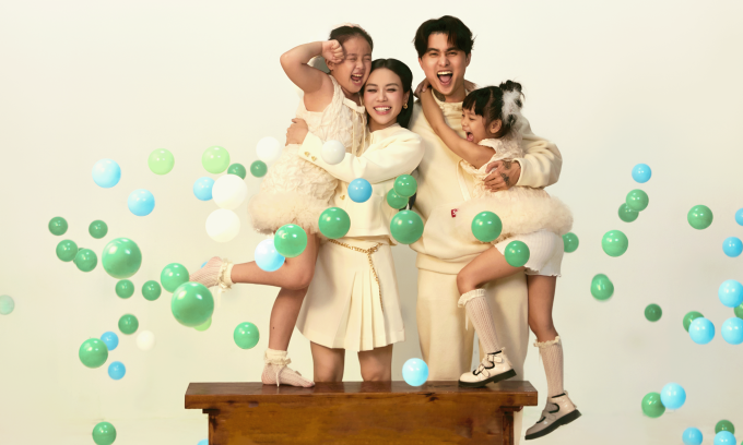 Đạt G - Cindy Lư chụp ảnh cùng các con khi thực hiện album '1 được 2'.