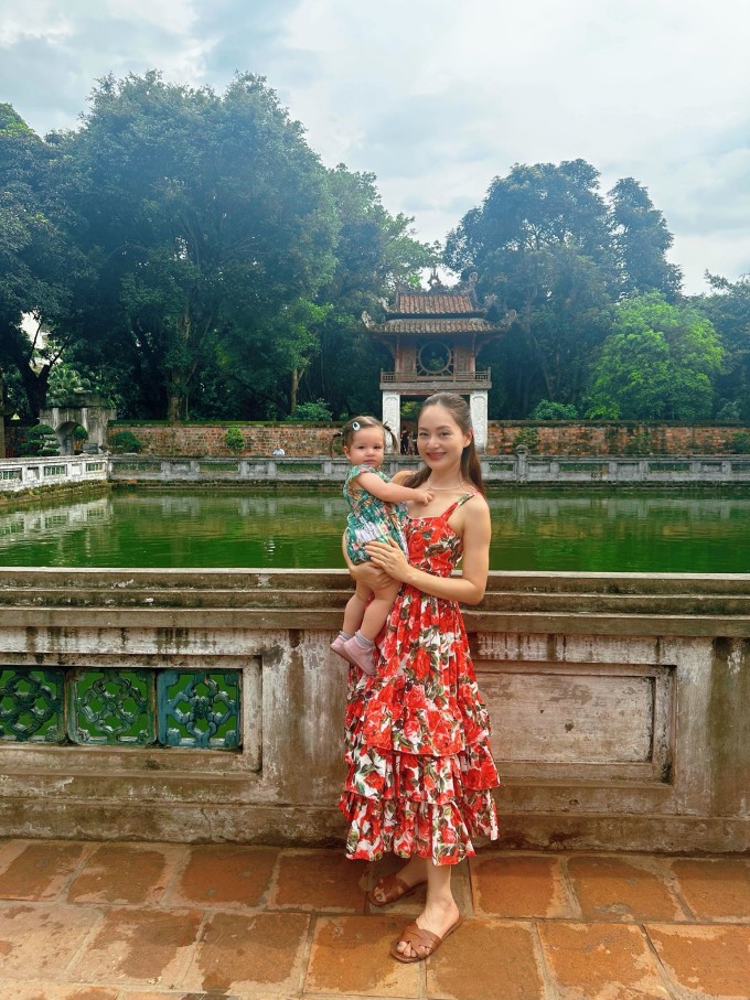 Con gái thứ hai đã được 14 tháng nhưng Lan Phương vẫn duy trì cho bé bú sữa mẹ. Theo diễn viên, đây là một trong những yếu tố giúp cô giảm cân nhanh bên cạnh thói quen luyện tập và ăn uống khoa học. Lan Phương sinh năm 1983, được biết đến từ vai Mai Lan trong phim 'Cô gái xấu xí' phát sóng năm 2004. Từ đó, cô có hàng chục bộ phim cả truyền hình lẫn điện ảnh. Vài năm gần đây, cô tham gia các phim: "Cả một đời ân oán", "Thương ngày nắng về", "Gia đình mình vui bất thình lình"...