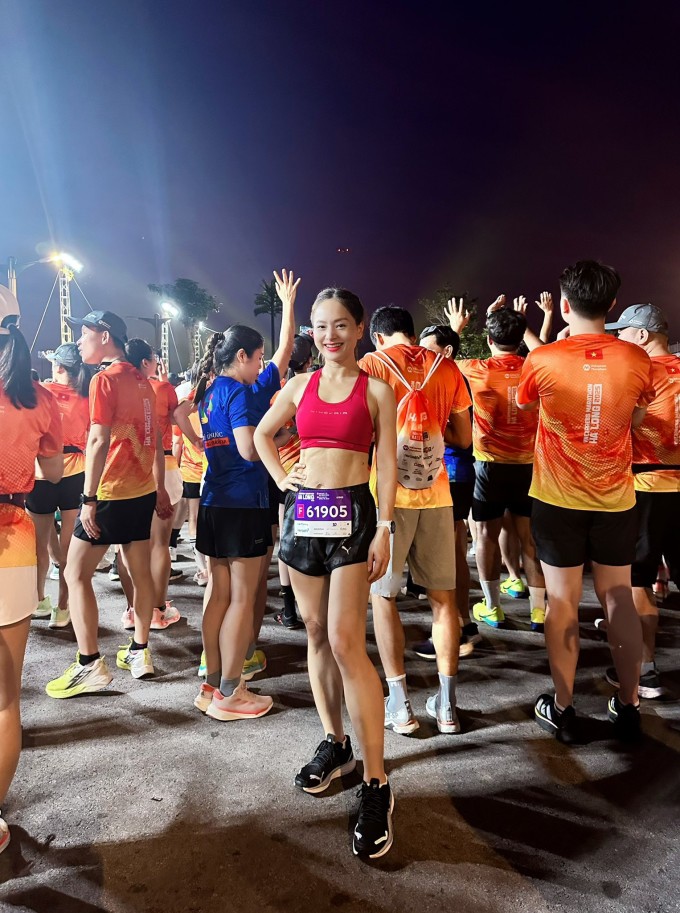 Lan Phương khoe vòng hai trước khi bước vào vạch xuất phát của giải VnExpress Marathon Hạ Long 2025 hồi tháng 6.