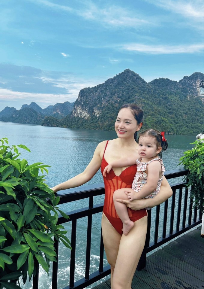Lan Phương vừa có chuyến du lịch ngắn ngày trên du thuyền tại vịnh Hạ Long cùng hai con gái. Diễn viên tự tin diện chiếc áo tắm màu nổi với thiết kế xuyên thấu, khoét hông cao.