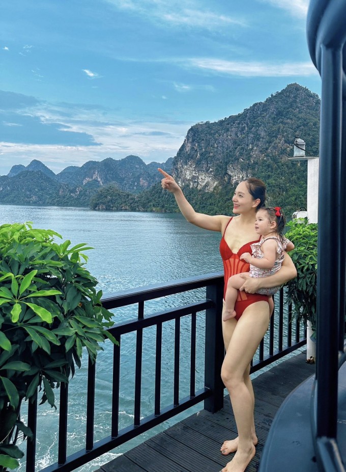 Đây là hiếm hoi sau hơn một năm sinh con gái thứ hai Mia, diễn viên thoải mái khoe vóc dáng. Cô được nhận xét mảnh mai hơn cả trước khi mang bầu.