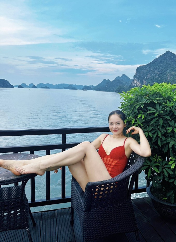 Lan Phương từng tăng hơn 20 kg trong thời gian mang bầu con gái Mia và mất gần nửa năm sau sinh mới bắt đầu hành trình giảm cân bằng cách tập gym kết hợp chế độ ăn uống ít dầu mỡ, tinh bột.