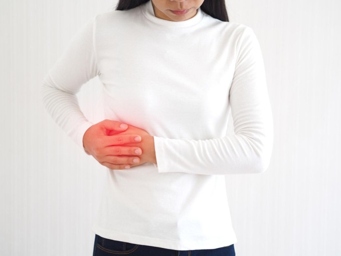 Khi xuất hiện các triệu chứng mệt mỏi, vàng da, nước tiểu sẫm màu, đau bụng... cần đi khám ngay.