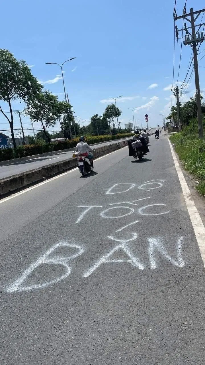 Người dân tự ý viết cảnh báo có bắn tốc độ dưới lòng đường. Ảnh: Facebook