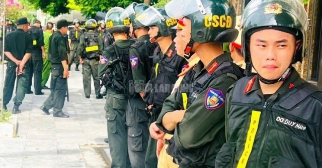 Hàng chục cảnh sát xuất hiện trước nhà em trai ...