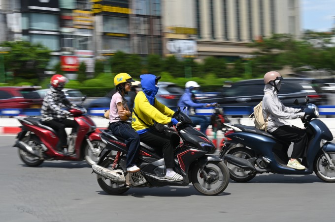 Phần lớn phương tiện lưu thông ở Thủ đô là xe xăng. Ảnh: Giang Huy