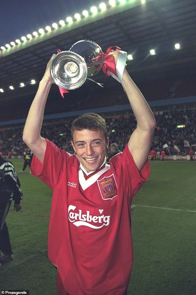 Cassidy giơ cao danh hiệu FA Youth Cup khi khoác áo đội trẻ Liverpool.
