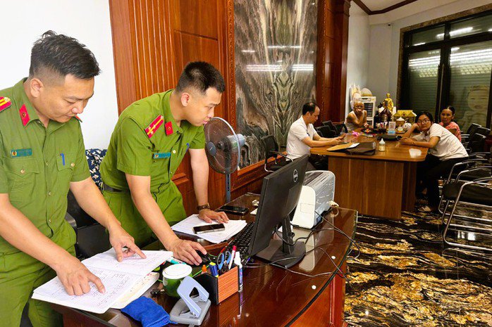 Hình ảnh công an khám nhà trùm giang hồ Ý "ẻng" chiều 15-7