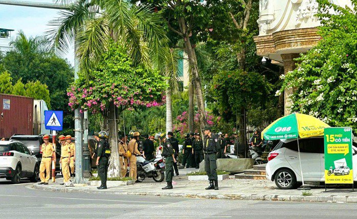 Hàng chục cảnh sát được huy động để bảo vệ hiện trường