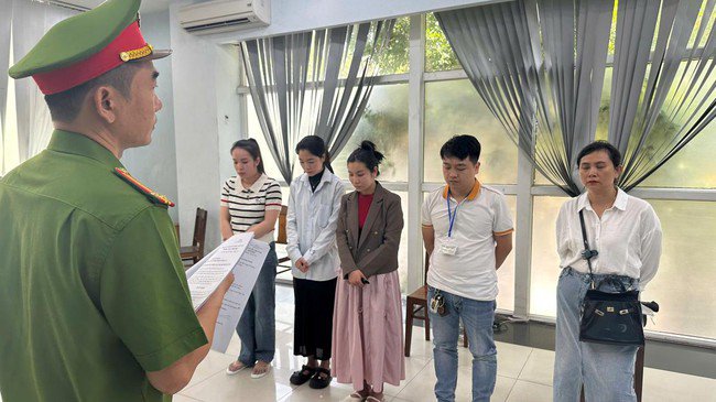 Tống đạt quyết định khởi tố bị can nhóm đối tượng tại Phòng khám đa khoa Quốc tế Đà Nẵng