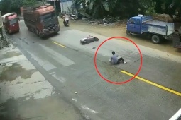 Clip: Thanh niên ngã ra đường, bị xe tải tông văng nhưng thoát chết kỳ diệu