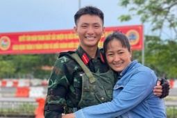 Vượt 1.600 km, bắt bốn chặng xe ra Hà Nội thăm con tập diễu binh