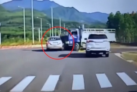 Clip: Bị khuất tầm nhìn, ô tô tải tông văng xe “tập lái” tại giao lộ