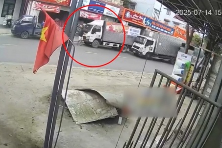 Clip: Xe tải đâm liên hoàn vào ô tô đỗ bên đường, người đi bộ bị chèn trúng chân
