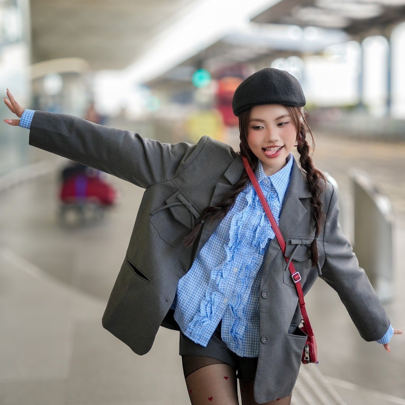 Phương Mỹ Chi đang cho thấy sự lột xác rõ nét về phong cách thời trang, từ hình ảnh ngọt ngào, truyền thống sang cá tính, giàu tính nghệ thuật. Cô không ngại thử nghiệm với các thiết kế phá cách, từ váy áo mang cảm hứng avant-garde, fantasy đến menswear hiện đại.