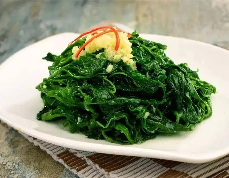 Ở nhiều nơi, người ta hái ngọn non của dâu tằm để bán làm rau. Lá dâu tằm cũng có thể chế biến thành các món xào, canh... như nhiều loại rau khác.
