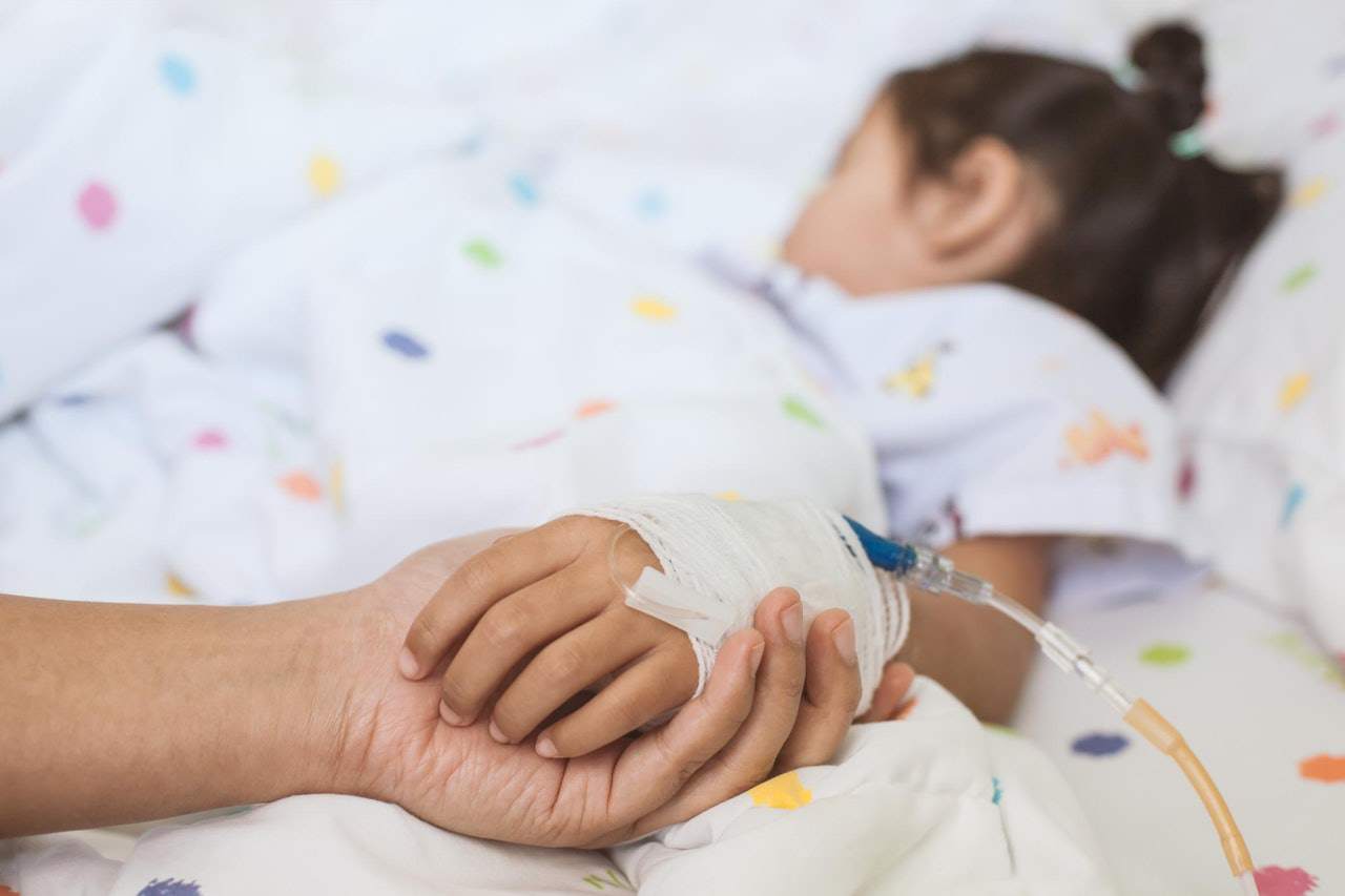 Thường xuyên ăn bánh ngọt, bé gái mắc bệnh tiểu đường.