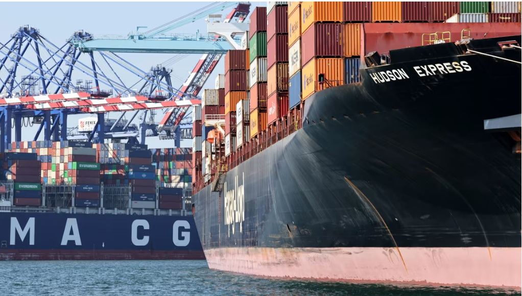 Các container vận chuyển được xếp chồng lên tàu container tại Cảng Los Angeles vào ngày 25 tháng 6.