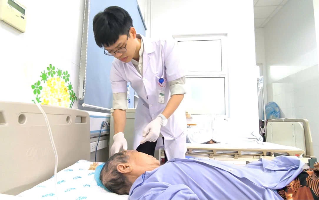 Bác sĩ thăm khám cho bệnh nhân bị zona biến chứng.