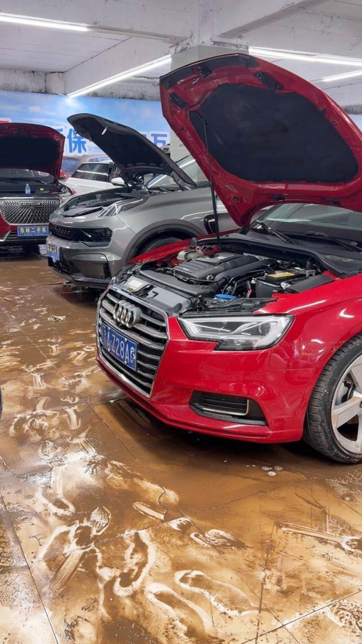 Gần 90 xe sang “chìm” trong mưa lớn, showroom thiệt hại hơn 21 tỷ đồng - 2