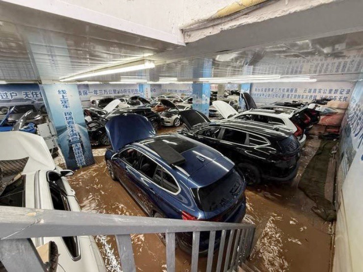 Gần 90 xe sang “chìm” trong mưa lớn, showroom thiệt hại hơn 21 tỷ đồng - 1