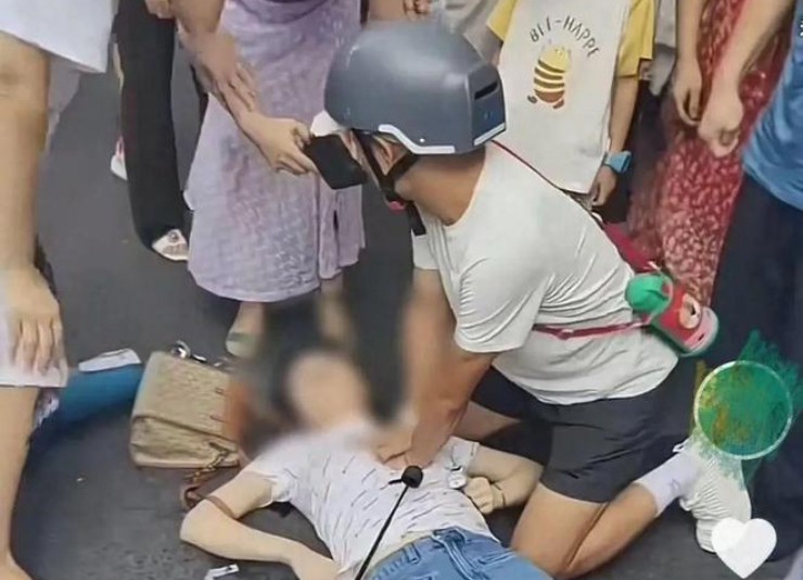 Anh Bàn cố gắng hết sức để cứu cô gái.