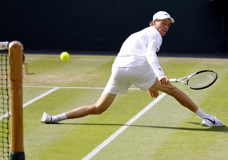 Sau 1 tình huống đỡ bóng trong tư thế khó, Sinner lập tức có thể xuất hiện để đỡ tình huống bóng tiếp theo