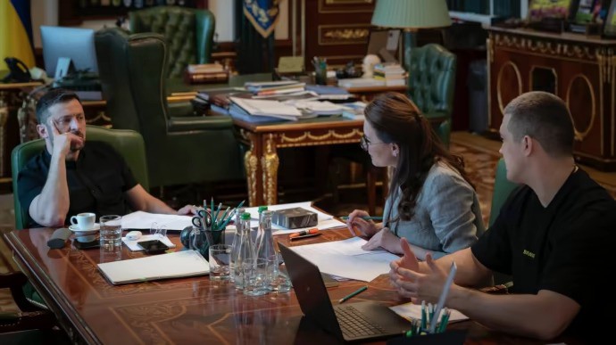 Tổng thống Ukraine Zelensky họp với bà Yuliia Svyrydenko và ông Mykhailo Fedorov (ảnh: Pravda)