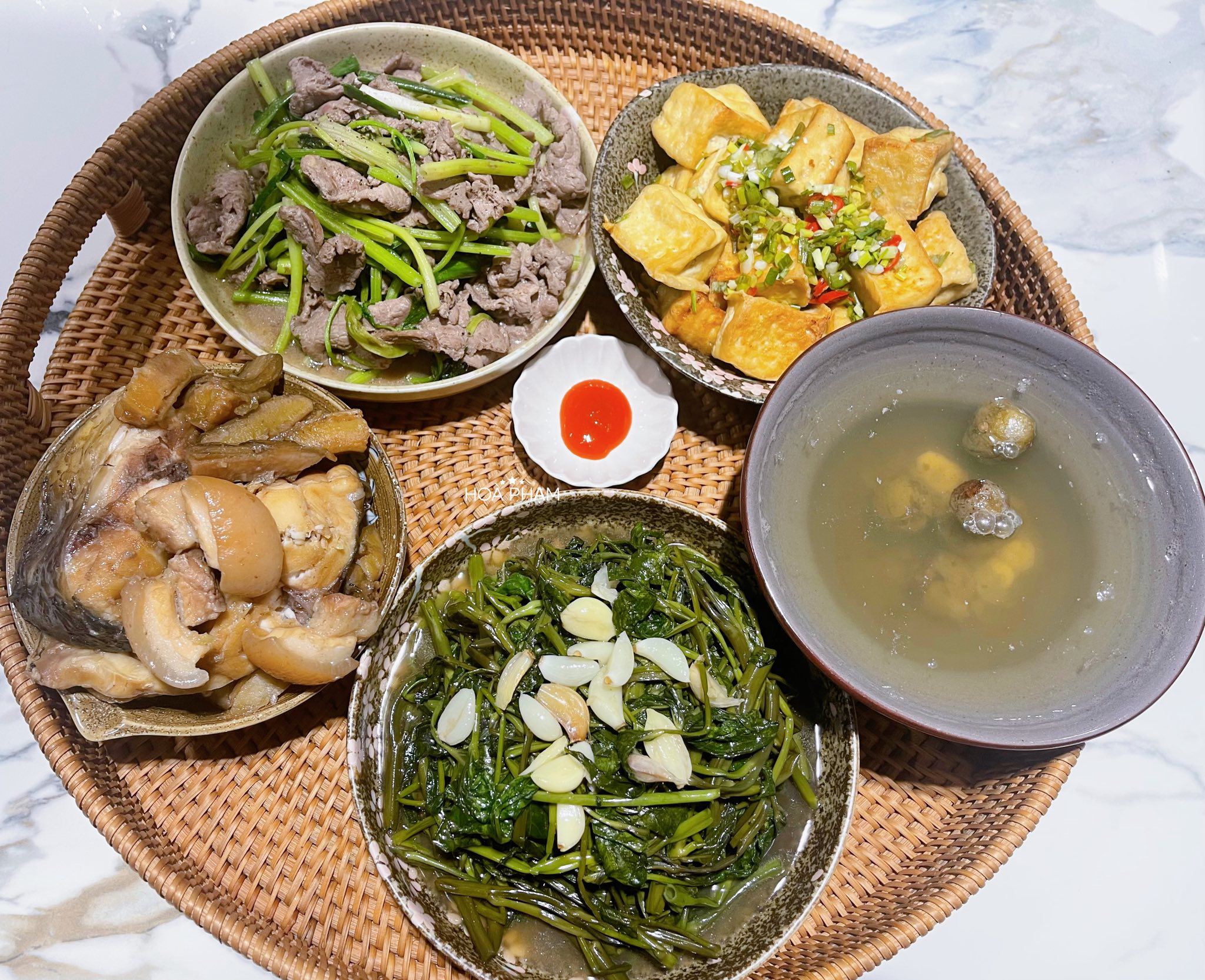 Cá trắm kho chuối xanh thịt ba chỉ - Đậu tẩm hành - Thịt bò xào cần tỏi tây