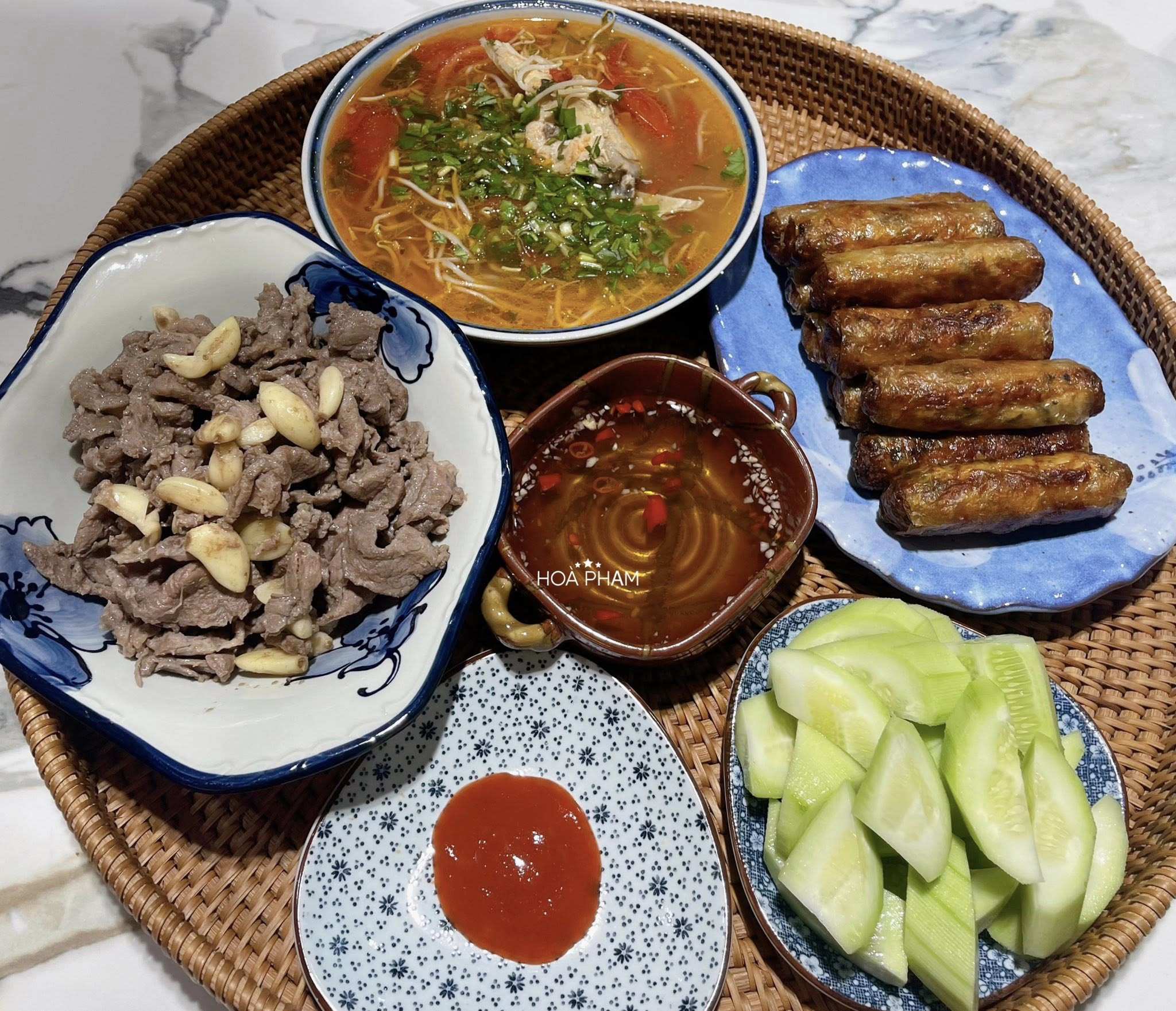 Thịt thăn bò xào tỏi - Nem thịt rán - Canh chua cá lăng - Dưa chuột