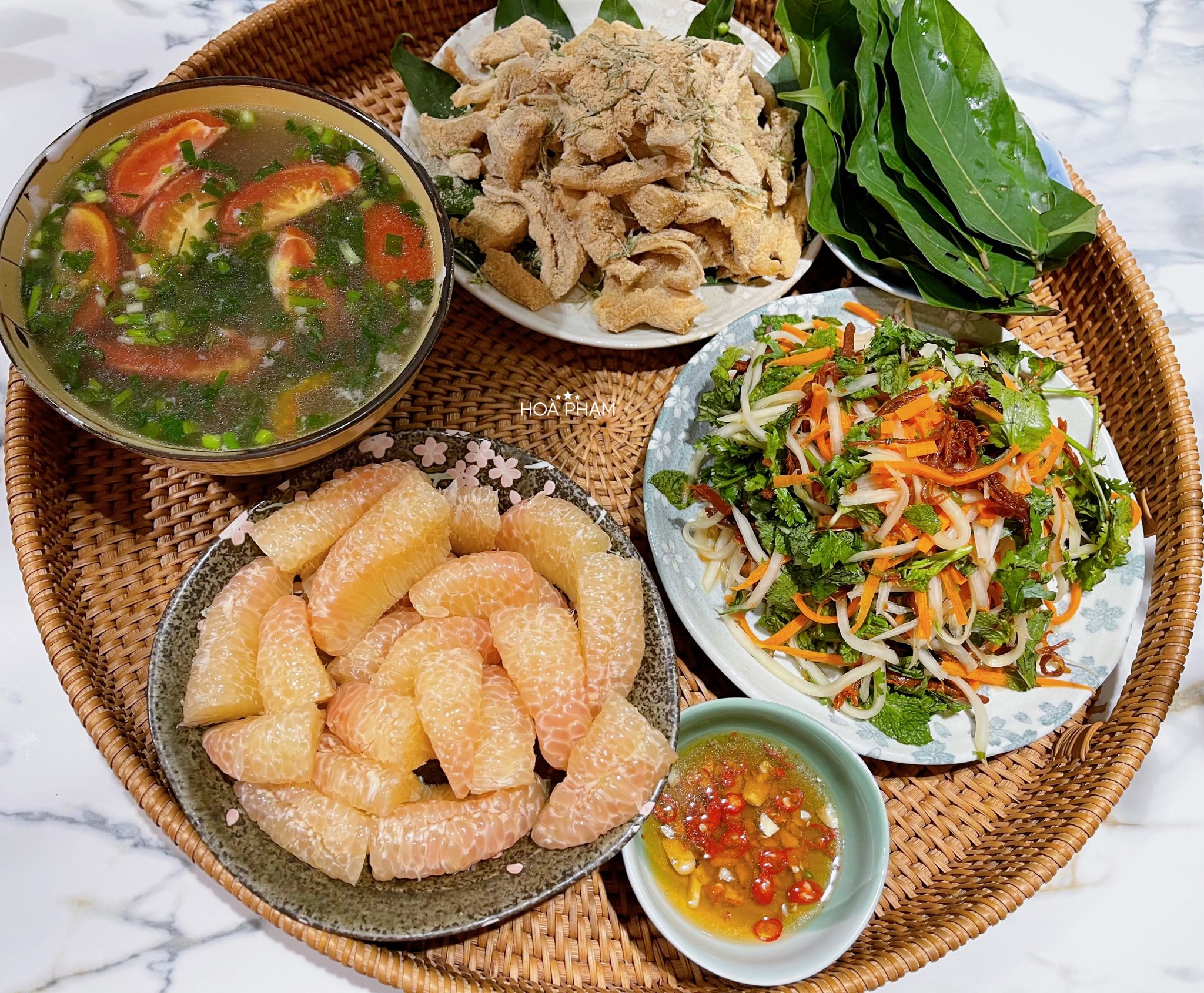 Nộm đu đủ bò khô - Tai lợn trộn thính - Canh chua - Bưởi da xanh
