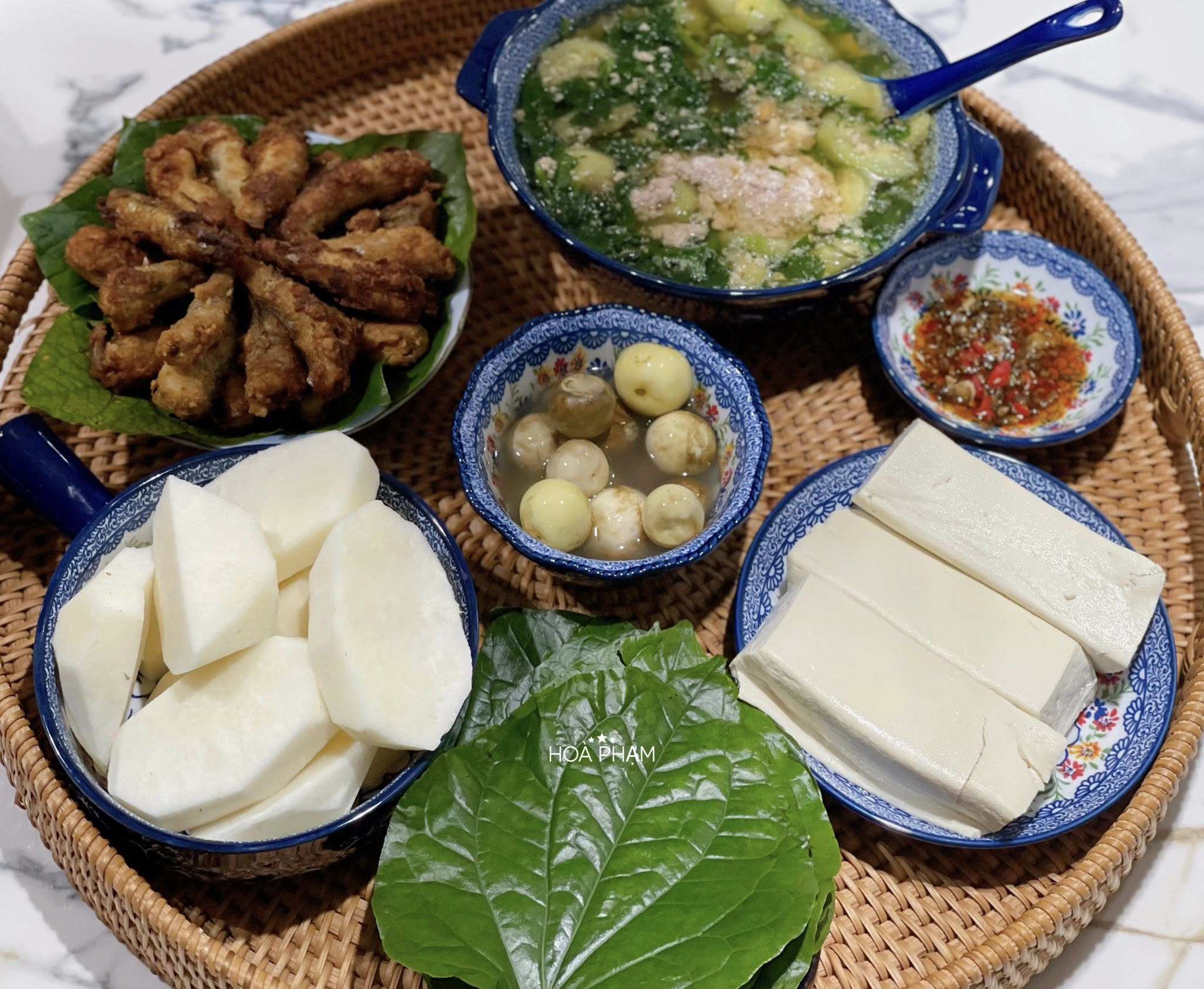 Cá bống biển chiên giòn cuốn lá lốt - Đậu phụ luộc - Canh cua mồng tơi cà pháo