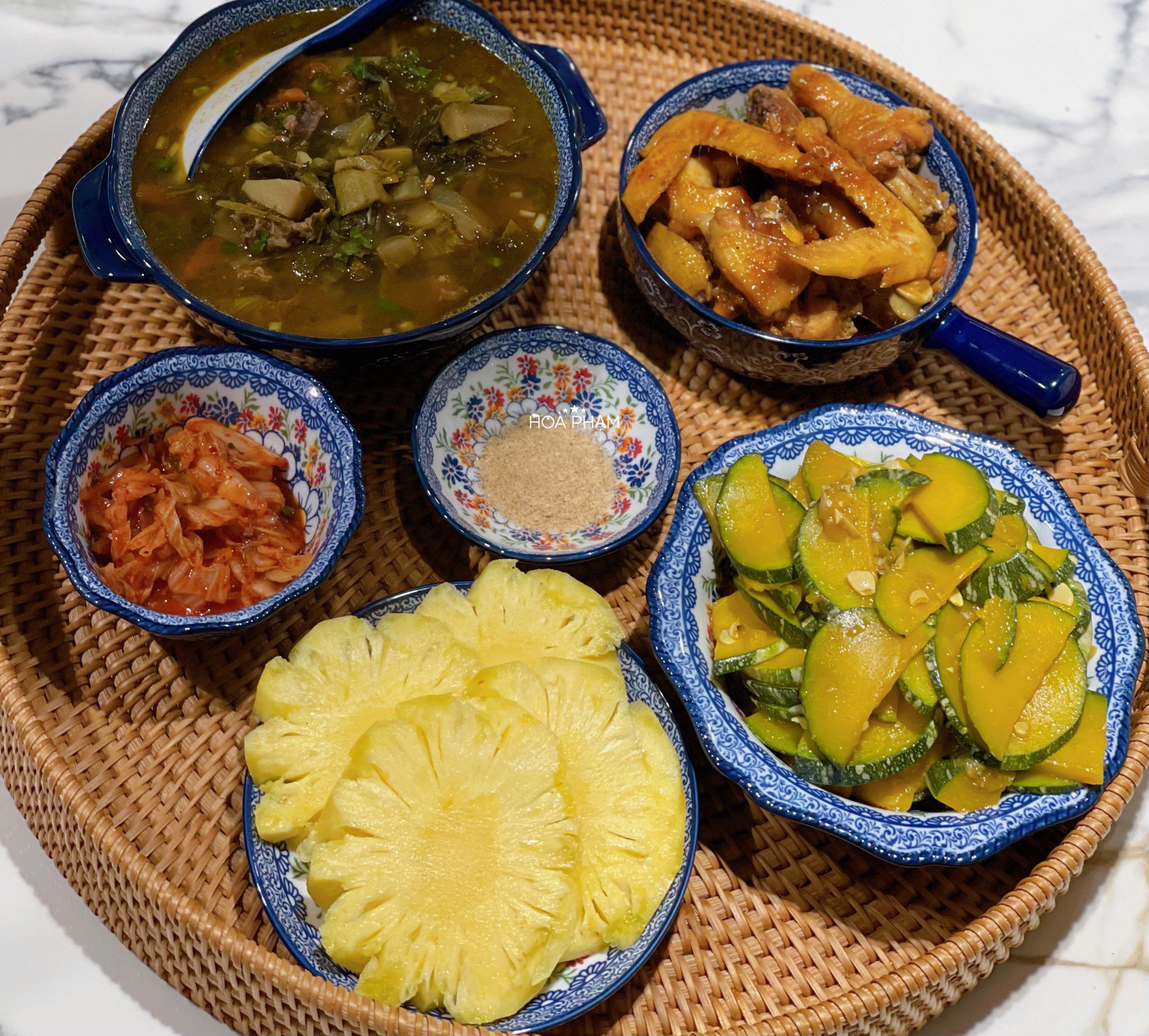 Gà chiên nước mắm - Bí đỏ non xào tỏi - Canh dưa nấu bò - Kim chi - Dứa