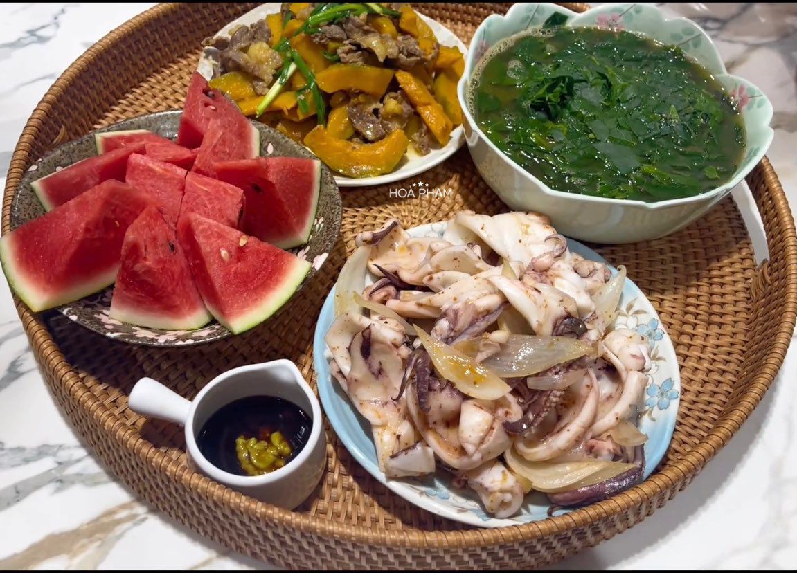 Mực hấp sa tế - Bí đỏ xào thịt bò - Canh rau ngót nấu tôm xay