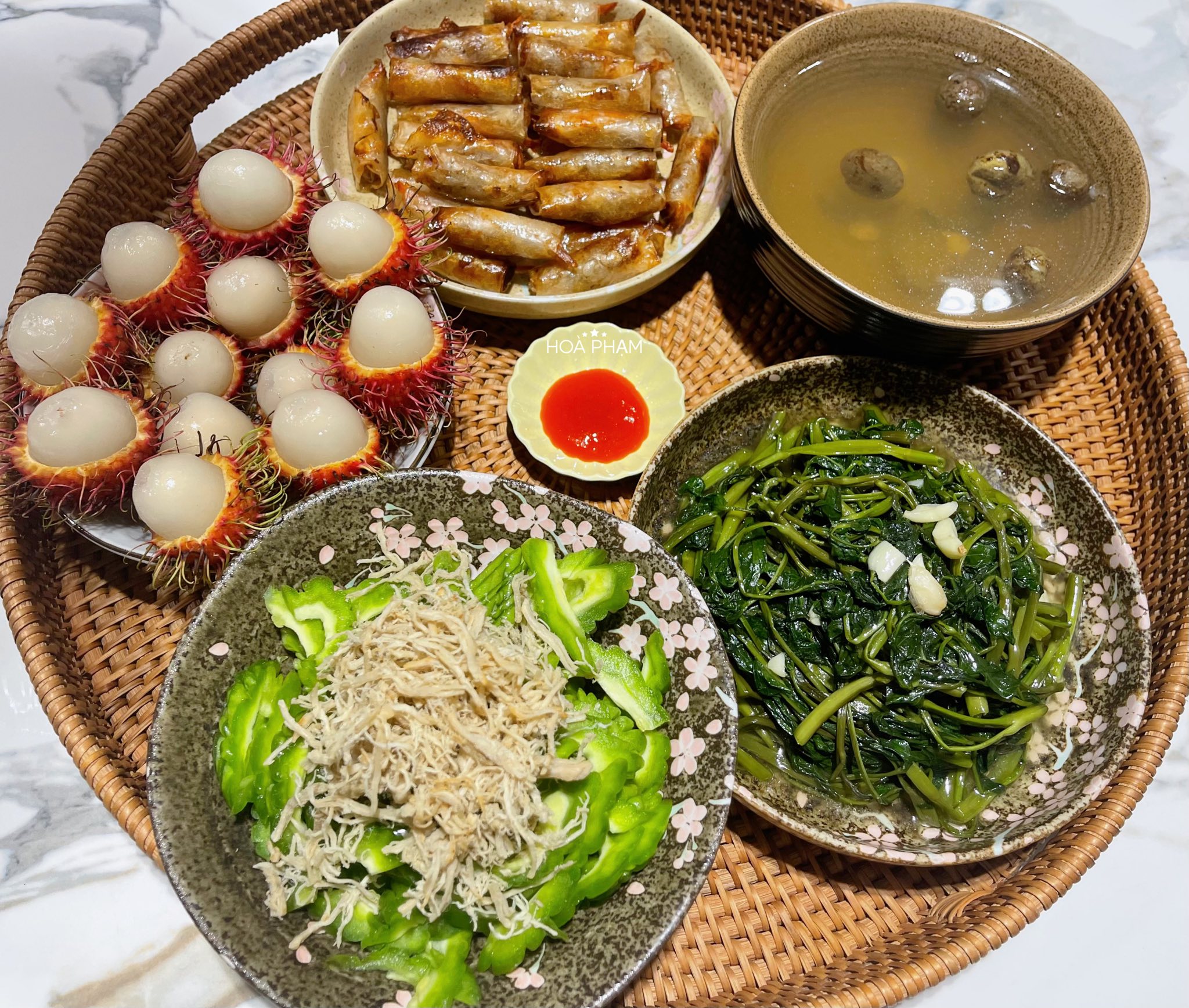 Rau muống xào tỏi - Mướp đắng ăn kèm ruốc thịt - Canh rau muống dầm sấu - Ram tôm đất chiên - Quả chôm chôm