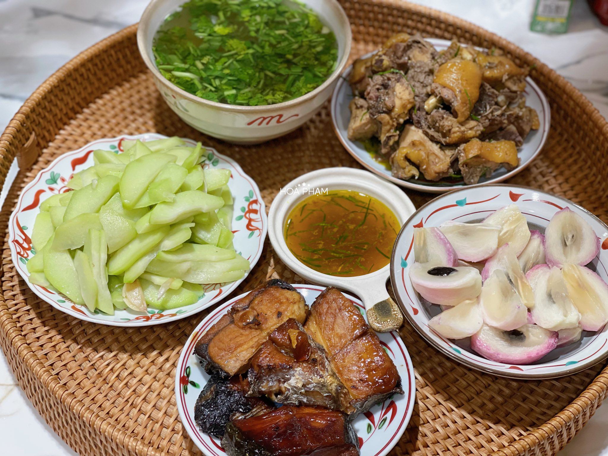 Gà rang lá chanh - Cá thu kho - Su su xào tỏi