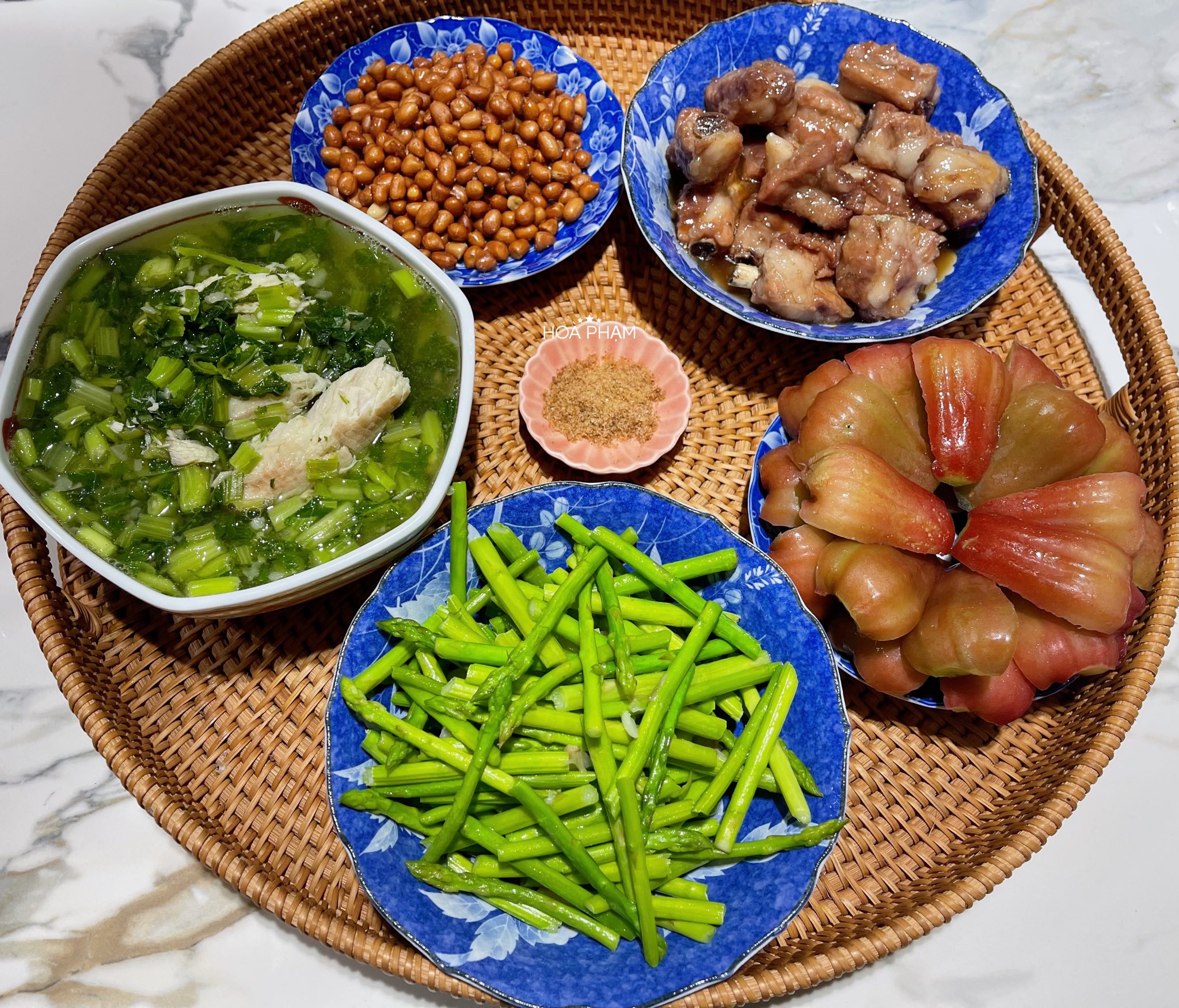 Sườn rim - Lạc rang muối - Canh rau cải cá quả - Măng tây xào tỏi - Quả roi đỏ