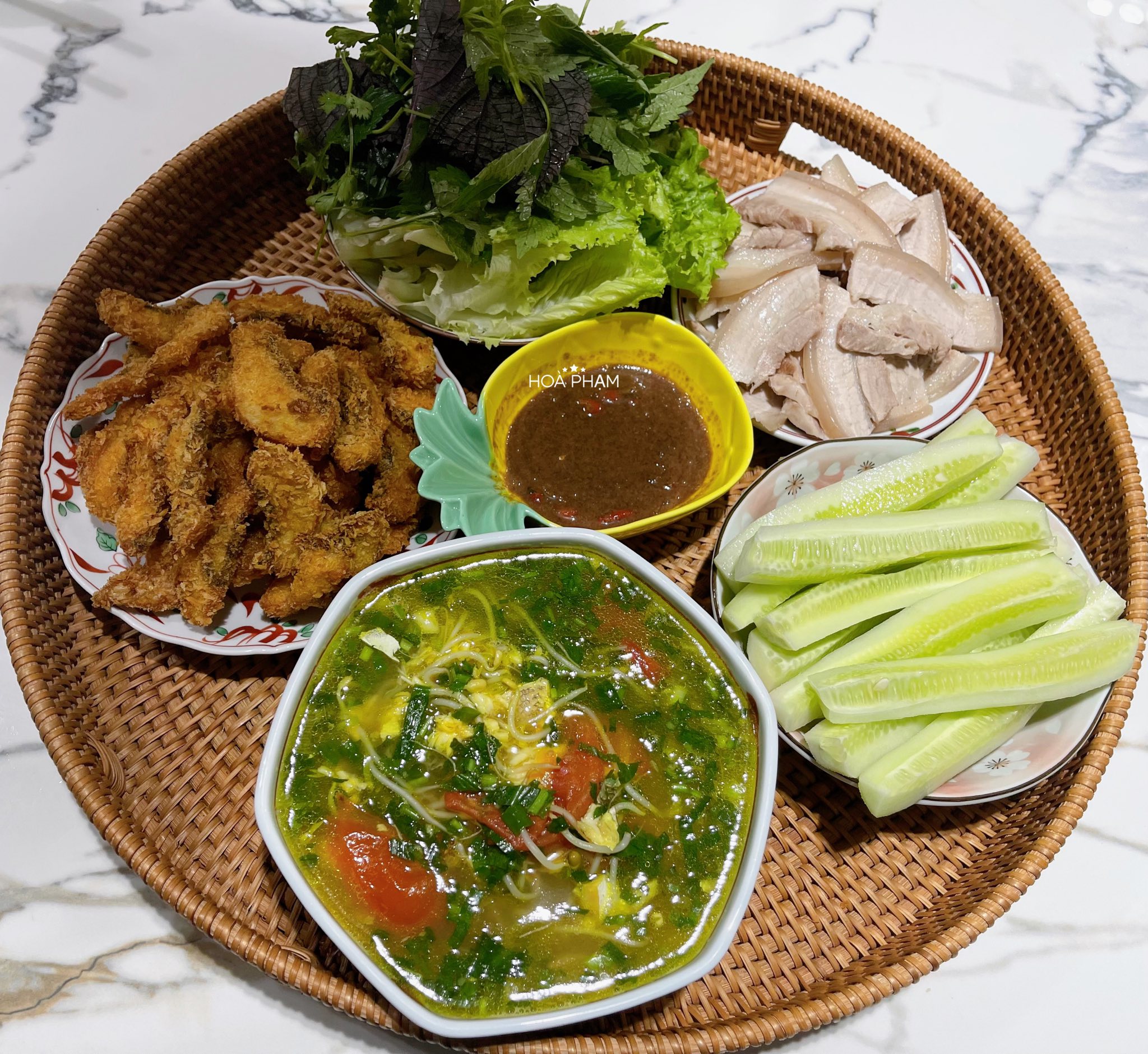 Cá rô chiên xù - Canh cá nấu chua - Rau sống - Dưa chuột - Thịt cuốn chấm mắm tép