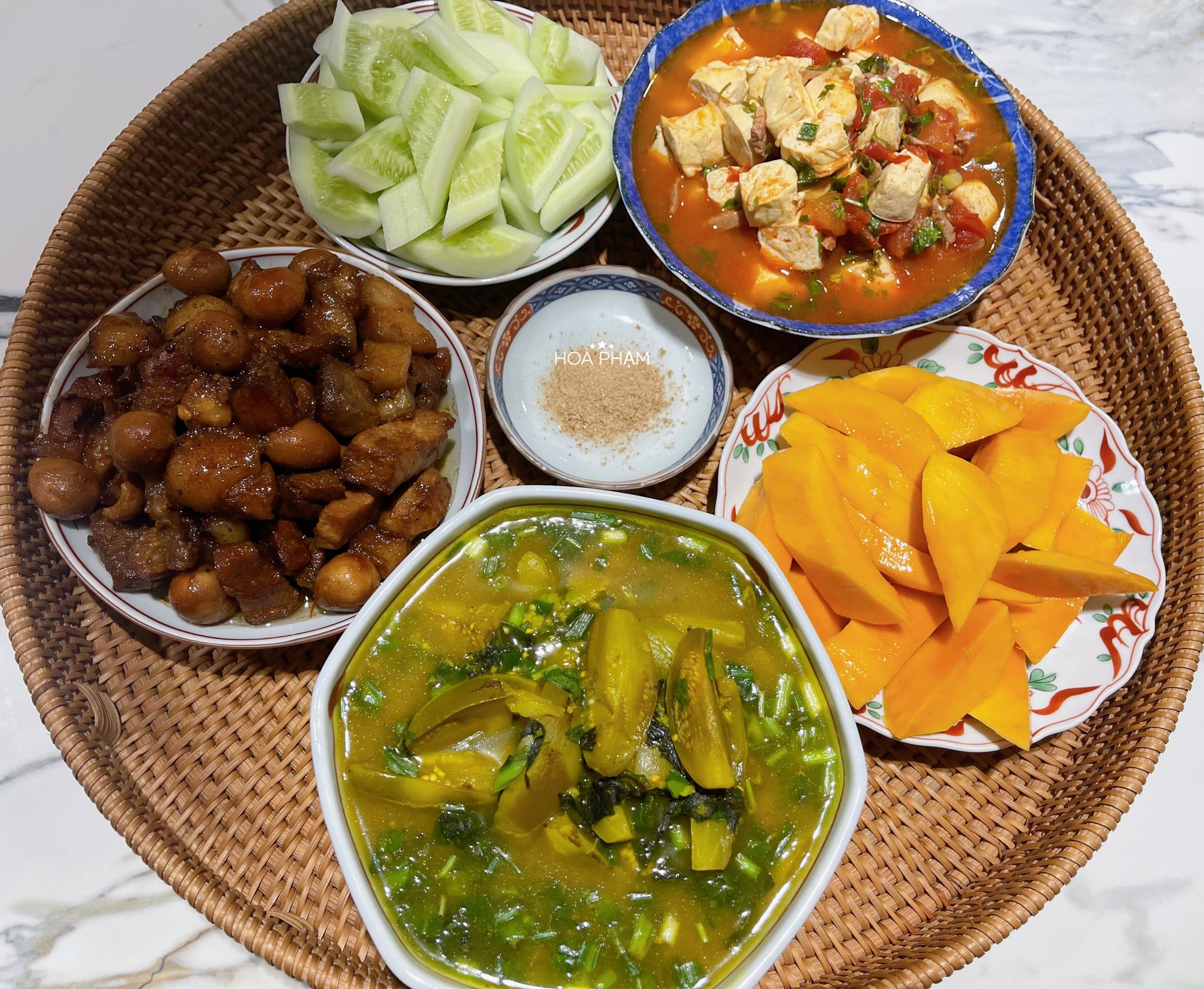 Thịt kho trứng cút - Đậu phụ sốt cà chua - Dưa chuột - Canh cà bung - Xoài