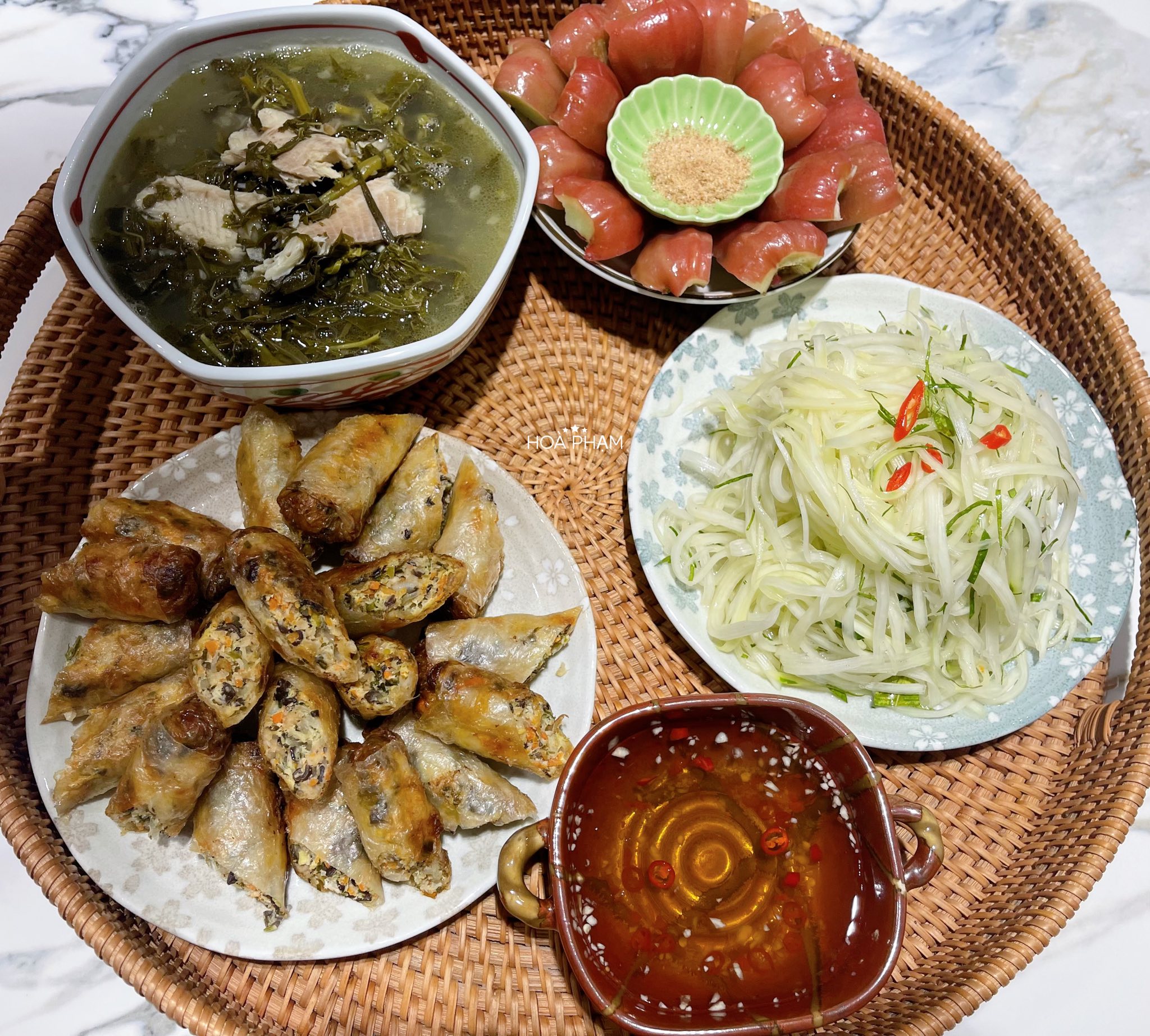 Nộm đu đủ lá chanh - Nem thịt rán - Canh rau sắn nấu cá quả - Quả roi đỏ