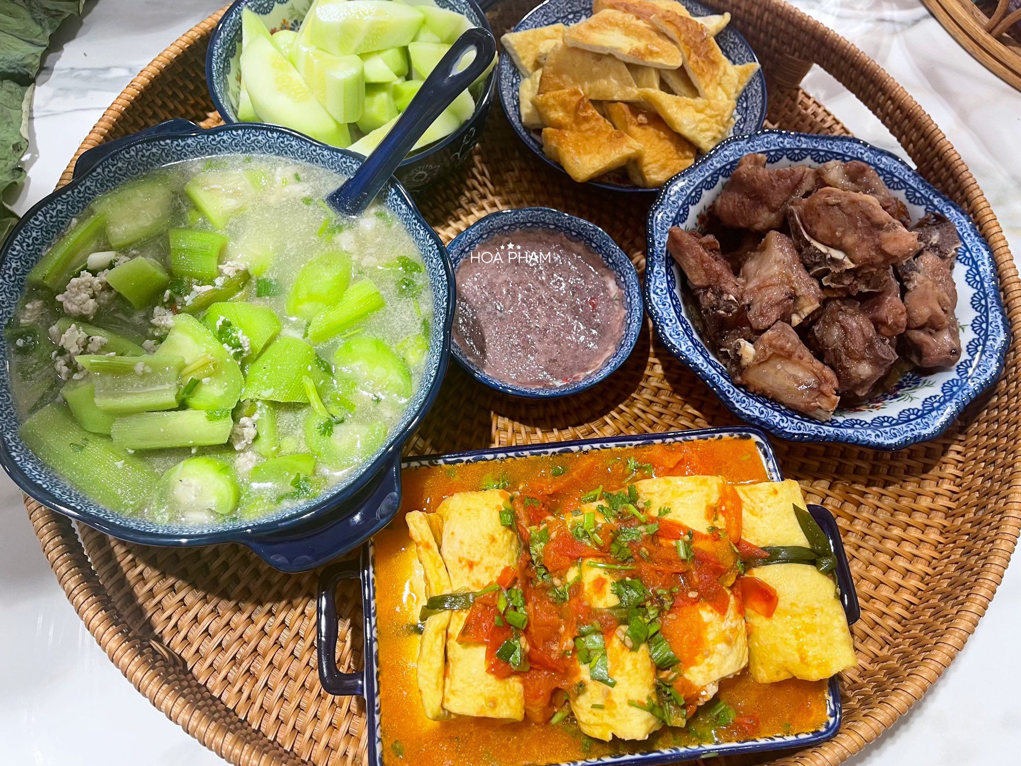 Đậu kênh cuộn thịt sốt cà chua - Sườn rim - Canh mướp nấu thịt băm - Đậu kênh rán chấm mắm tôm