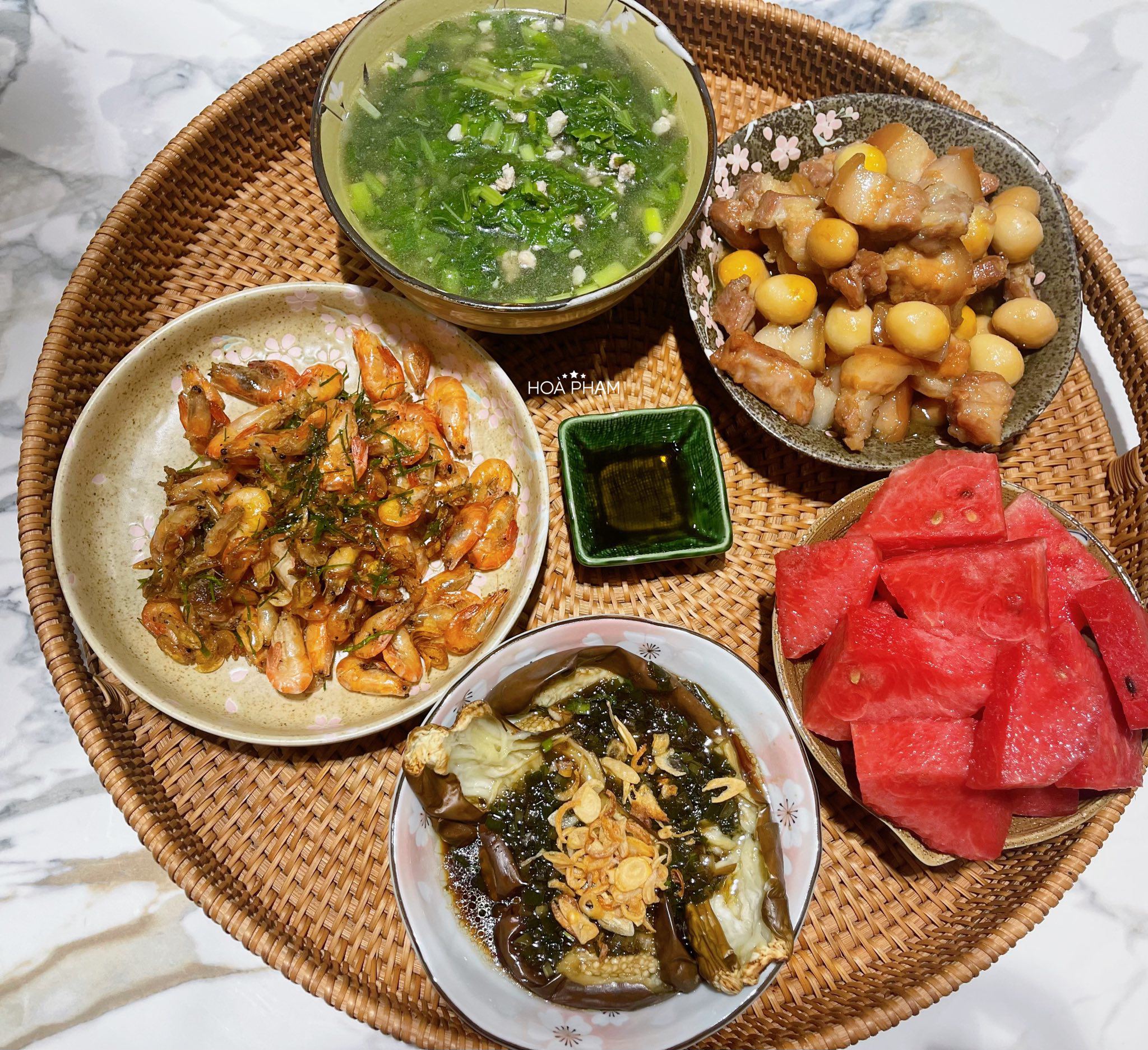 Thịt kho trứng cút - Tôm sông rang lá chanh - Cà tím nướng mỡ hành - Canh rau cải nấu thịt băm