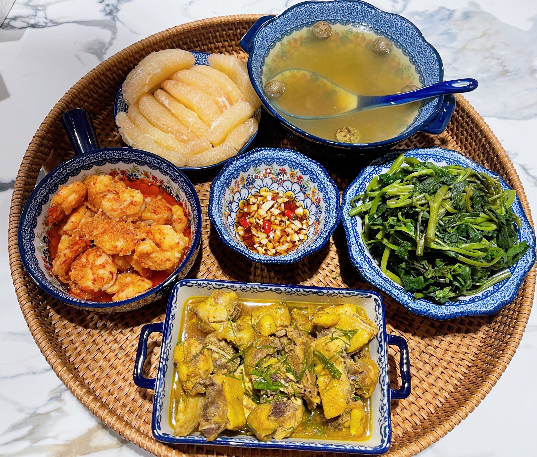 Thịt gà rang lá chanh - Nõn tôm sú sốt mặn ngọt - Rau muống luộc chấm mắm tỏi - Nước muống luộc dầm sấu