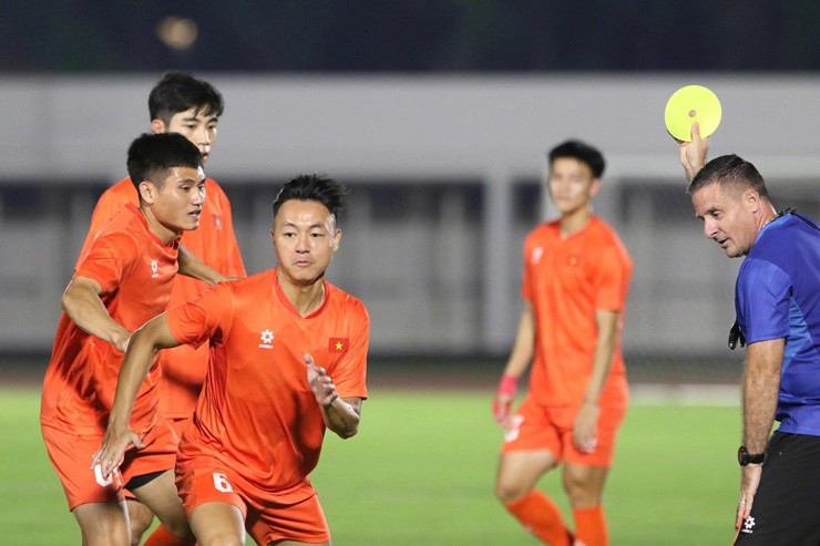 U23 Việt Nam “chạy đua” giữa Jakarta tắc nghẽn, quyết giữ ngôi vương - 3