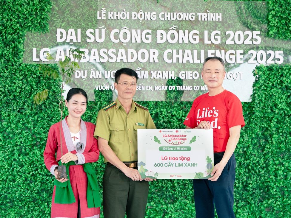 Ông Song Ikhwan đại diện LG trao tặng 600 cây Lim xanh cho đại diện Vườn Quốc gia Bến En và Hợp tác xã Bản Thổ.