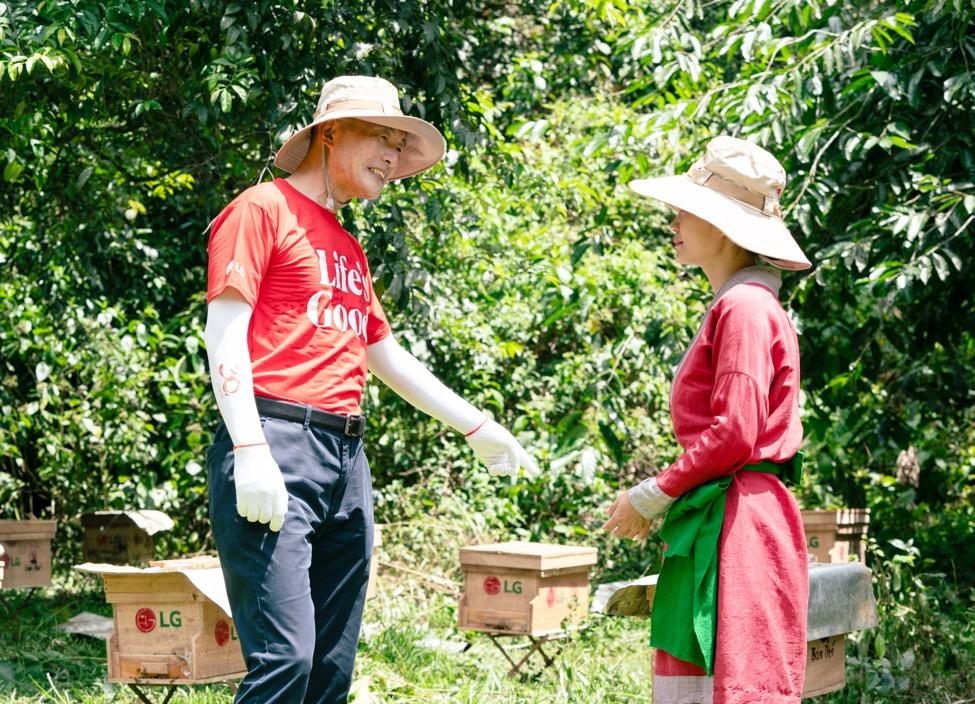 Nhà nuôi ong mật đặt dưới những tán rừng nguyên sinh, góp phần duy trì sự đa dạng sinh học, hỗ trợ quá trình thụ phấn tự nhiên và tạo nên một hệ sinh thái cân bằng.