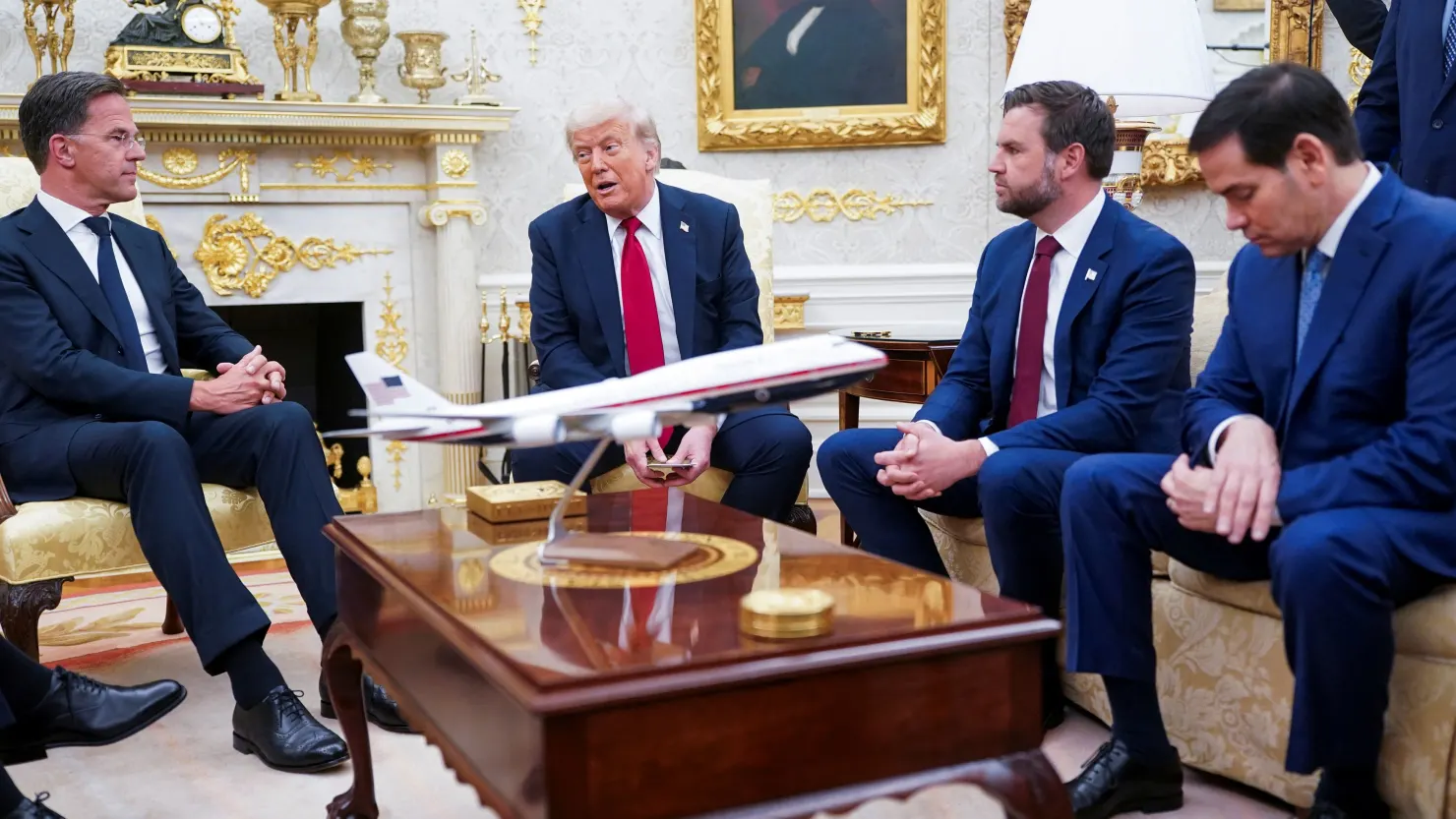 Tổng thống Hoa Kỳ Donald Trump, cùng với Phó Tổng thống JD Vance và Ngoại trưởng Hoa Kỳ Marco Rubio, gặp Tổng thư ký NATO Mark Rutte tại Phòng Bầu dục ở Nhà Trắng ở Washington, DC, Hoa Kỳ, ngày 14 tháng 7 năm 2025.
